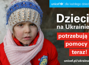Plakat UNICEF ze zdjęciem dziewczynki będącej w strefie wojny oraz napis "Dzieci na Ukrainie potrzebują pomocy teraz!", unicef.pl/ukraina